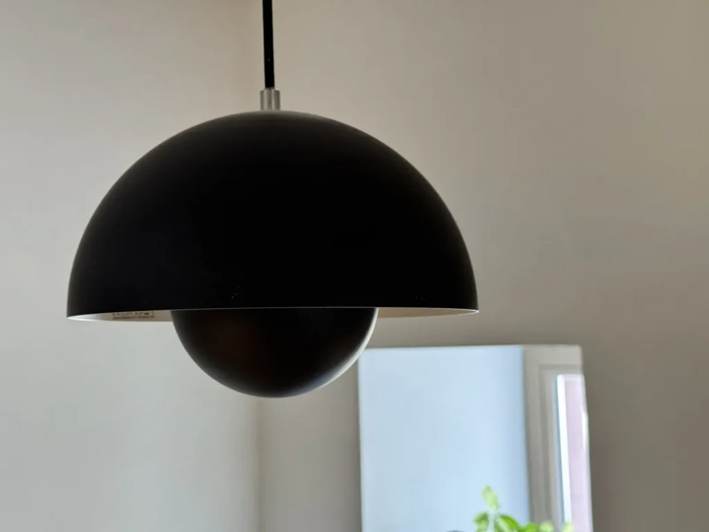 Schwarze &Tradition Flowerpot VP1 Pendelleuchte vor einer hellen Wand