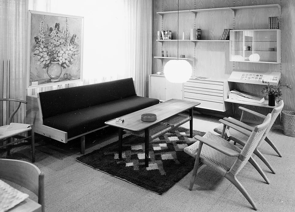 Möbel von Hans J. Wegner in einer Ausstellung