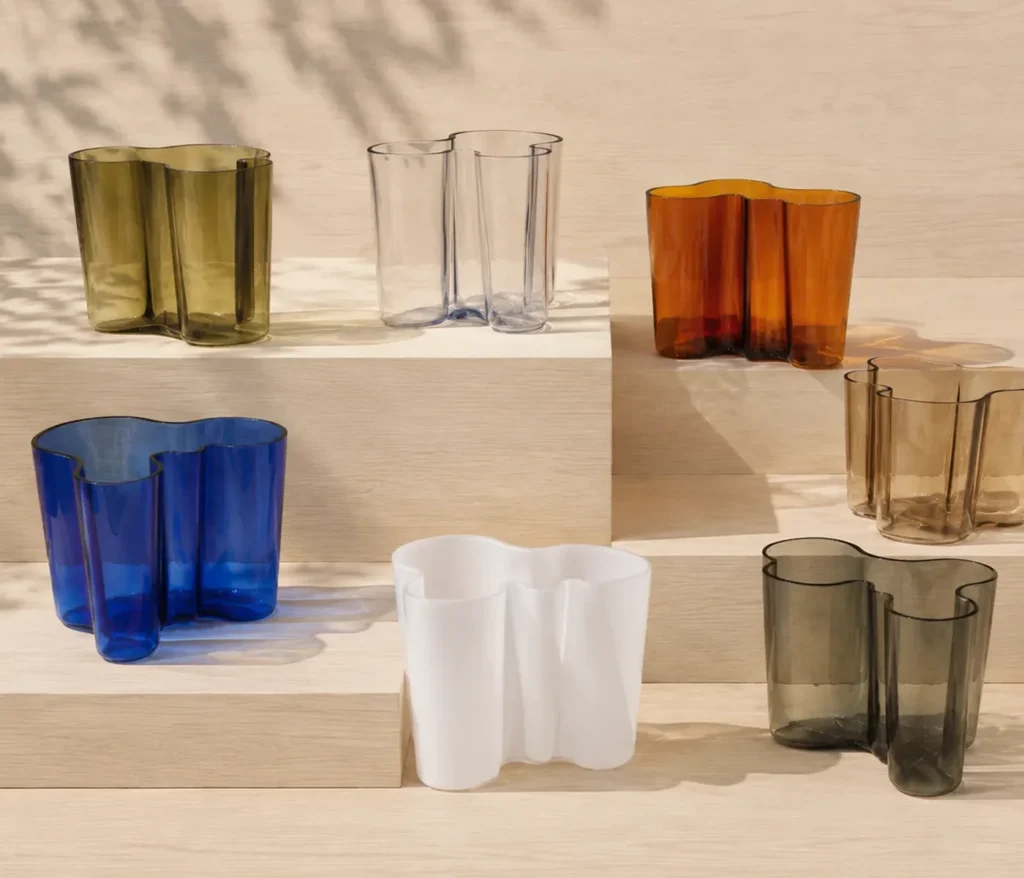 Mehrere Alvar Aalto Vasen in verschiedenen Farben nebeneinander
