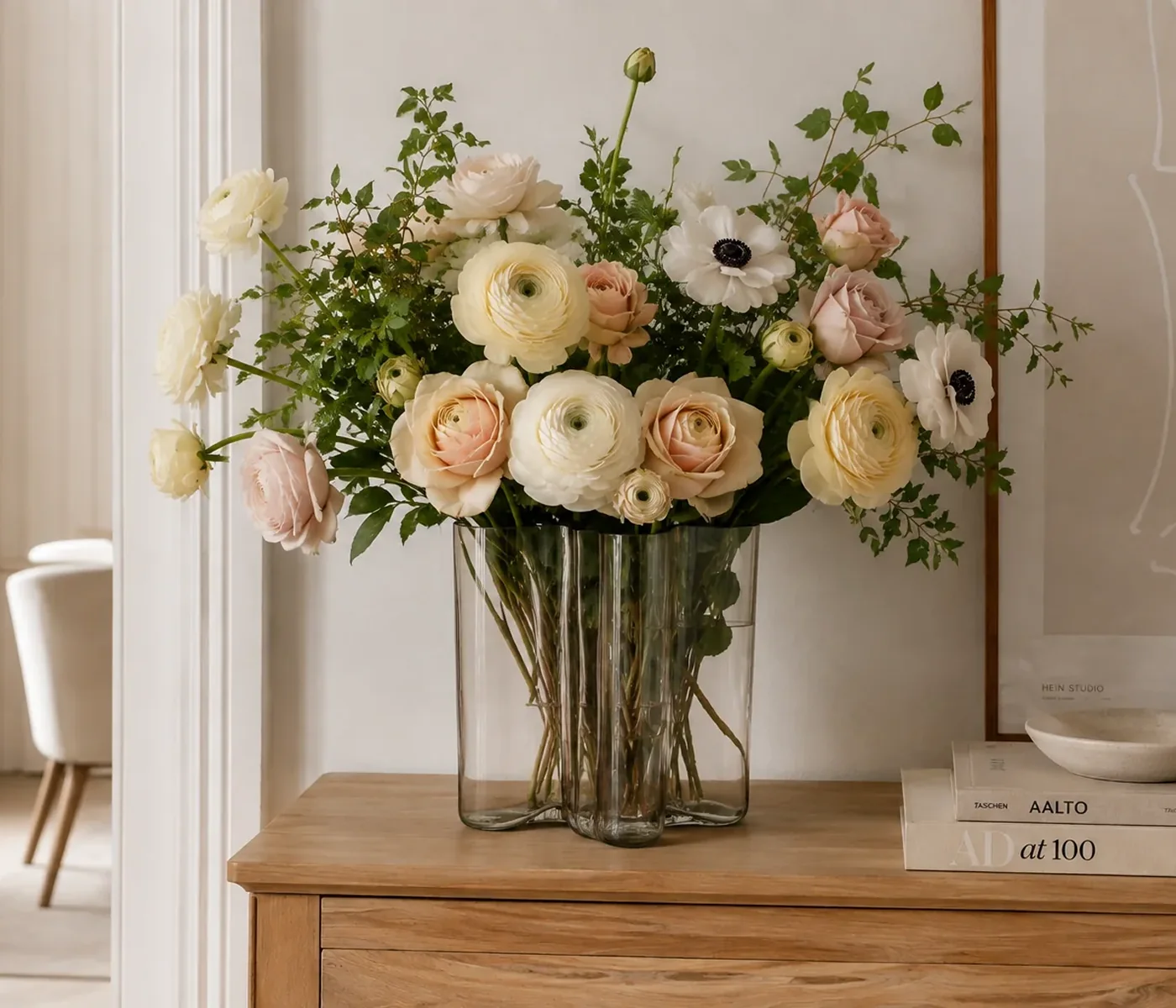 Alvar Aalto Vase mit üppigem Strauß weißer Blüten