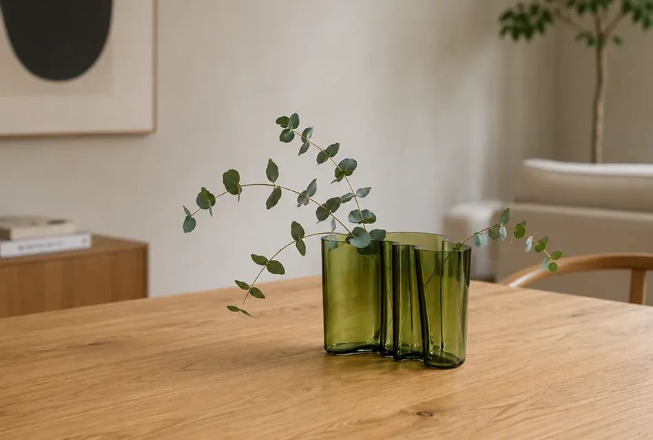 Iittala Alvar Aalto Vase in Klarglas mit Eukalyptuszweigen am Fenster