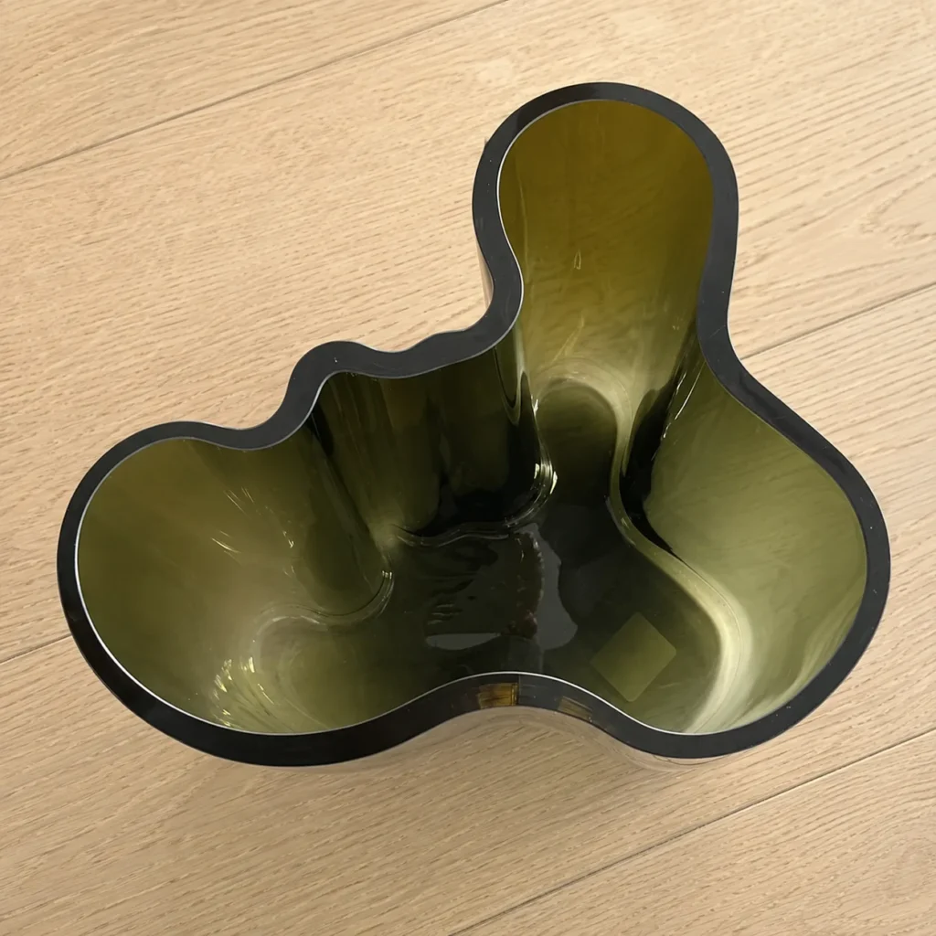 Alvar Aalto Vase von oben, geschwungene Wellenform des Glases
