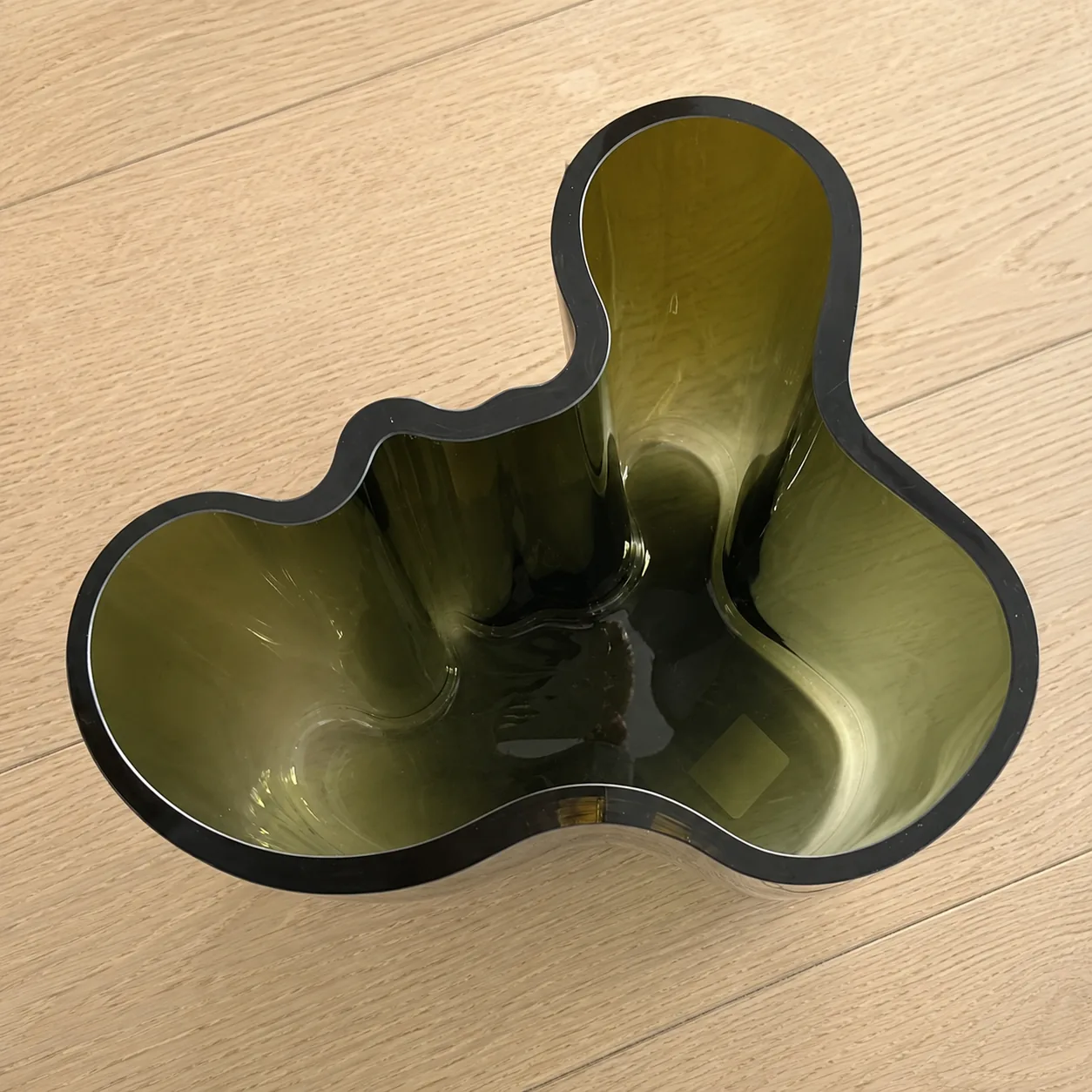 Alvar Aalto Vase von oben, geschwungene Wellenform des Glases