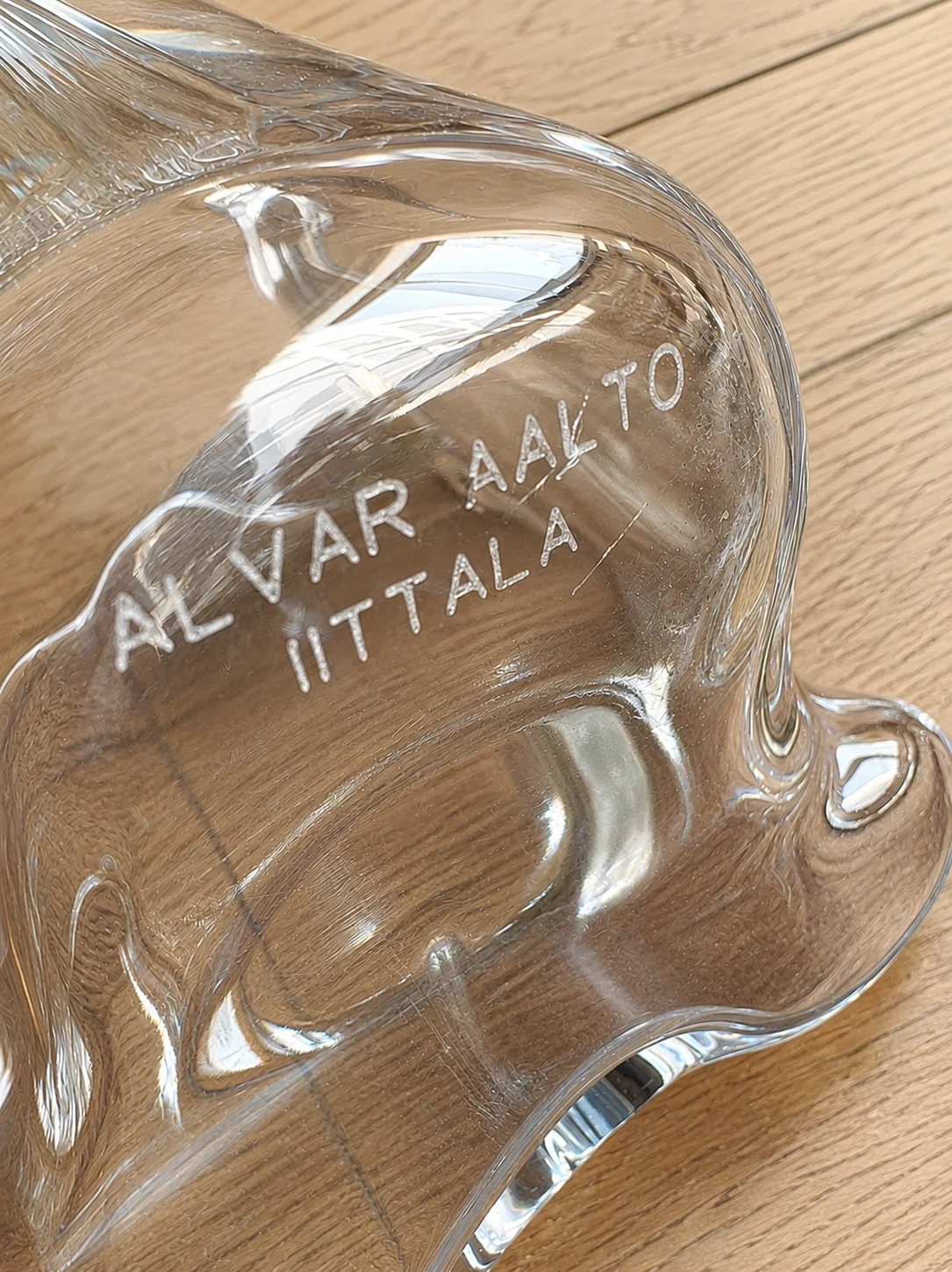 Eingeätzte Signatur Alvar Aalto am Boden der Iittala Vase