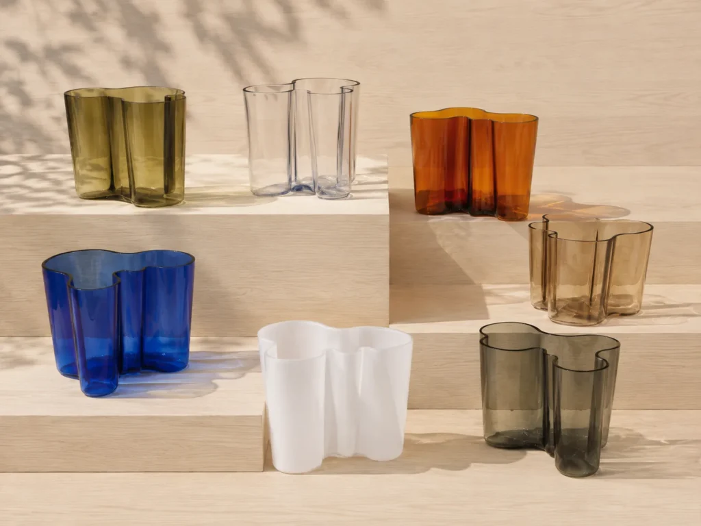 Alvar Aalto Vase in verschiedenen Größen und Farben nebeneinander