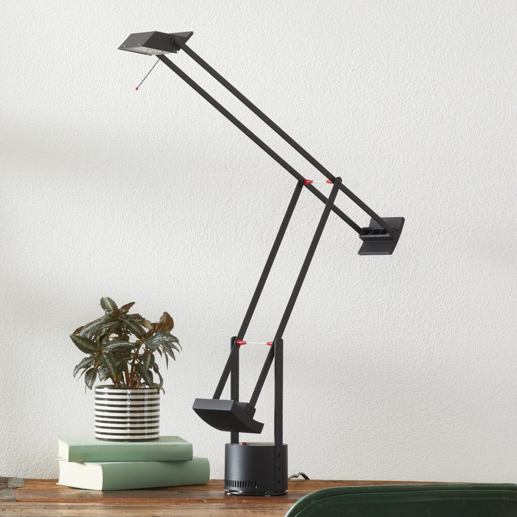 Artemide Tizio 35 in Schwarz auf einem Schreibtisch mit Büchern