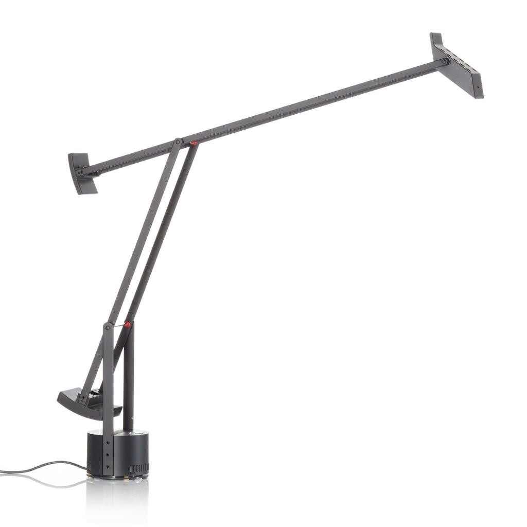 Artemide Tizio LED Tischleuchte in Schwarz, freigestellt