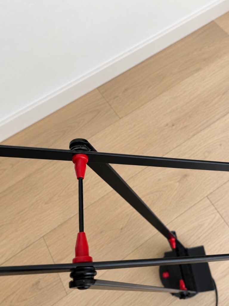 Gelenk einer Artemide Tizio mit roten Isolatoren an der Verbindungsstange zwischen den Armen