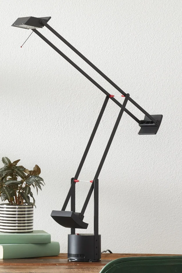 Artemide Tizio 35 in Schwarz auf einem Schreibtisch mit Büchern