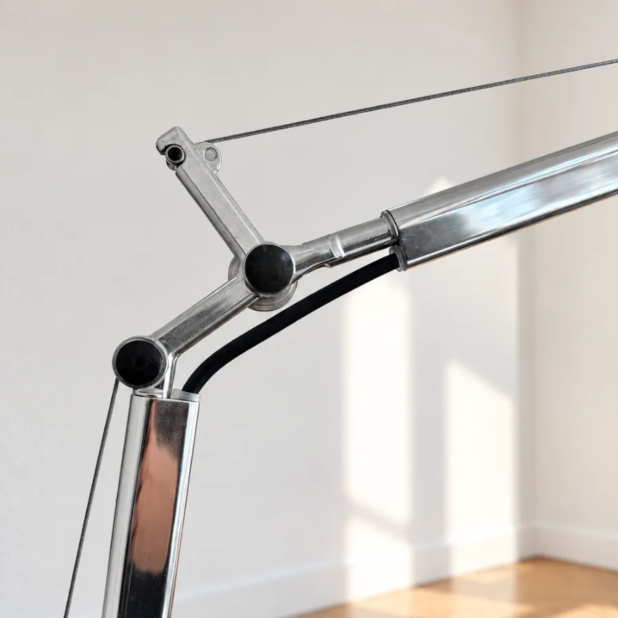 Arm und Gelenk der Artemide Tolomeo aus Aluminium