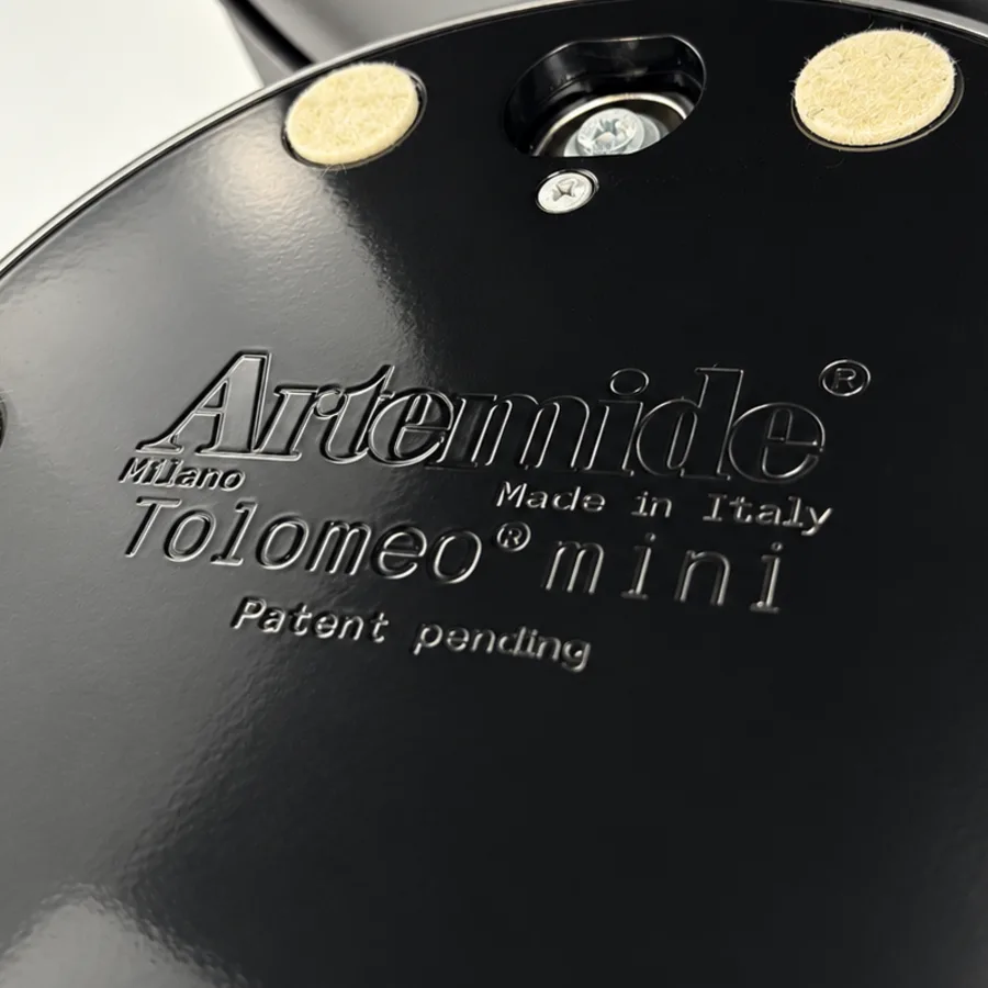 Unterseite der Basis einer Artemide Tolomeo Mini mit geprägtem Artemide Logo, Made in Italy und Patent pending