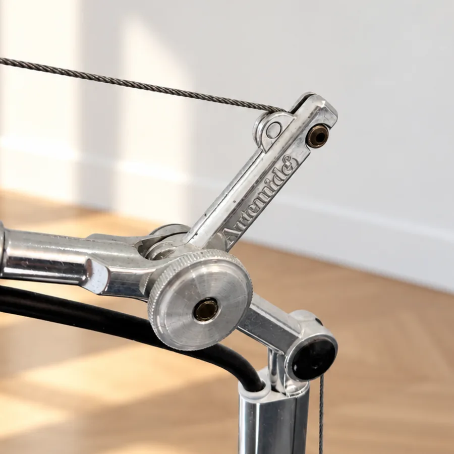 Eingeprägter Artemide Schriftzug am Gelenk der Tolomeo