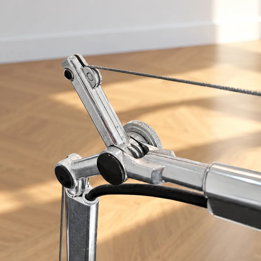 Artemide Tolomeo: Gelenk mit gespanntem Stahlseil, das den Arm in Position hält