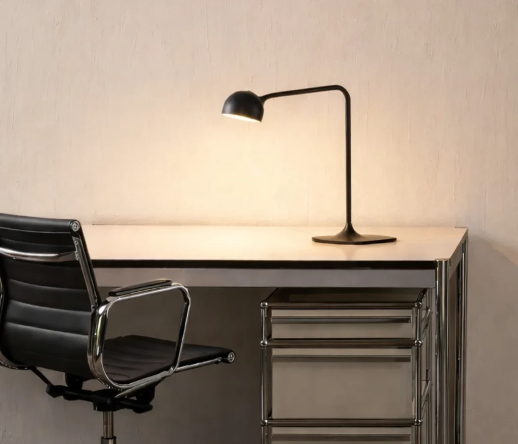 Artemide IXA Tavolo LED Tischleuchte auf modernem Schreibtisch mit USM Haller Tisch im Homeoffice