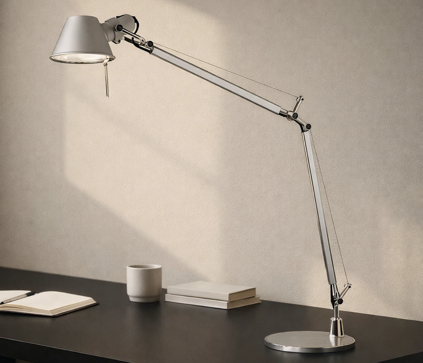 Artemide Tolomeo Tavolo Design Schreibtischleuchte aus Aluminium auf modernem Schreibtisch