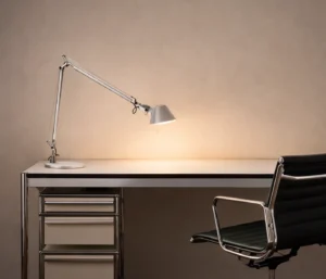 Artemide Tolomeo Tavolo Design Schreibtischleuchte auf modernem Schreibtisch im minimalistischen Homeoffice