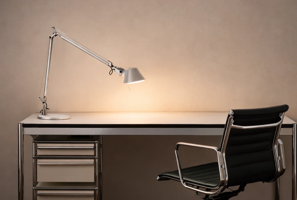 Artemide Tolomeo Tavolo Design Schreibtischleuchte auf modernem Schreibtisch im minimalistischen Homeoffice