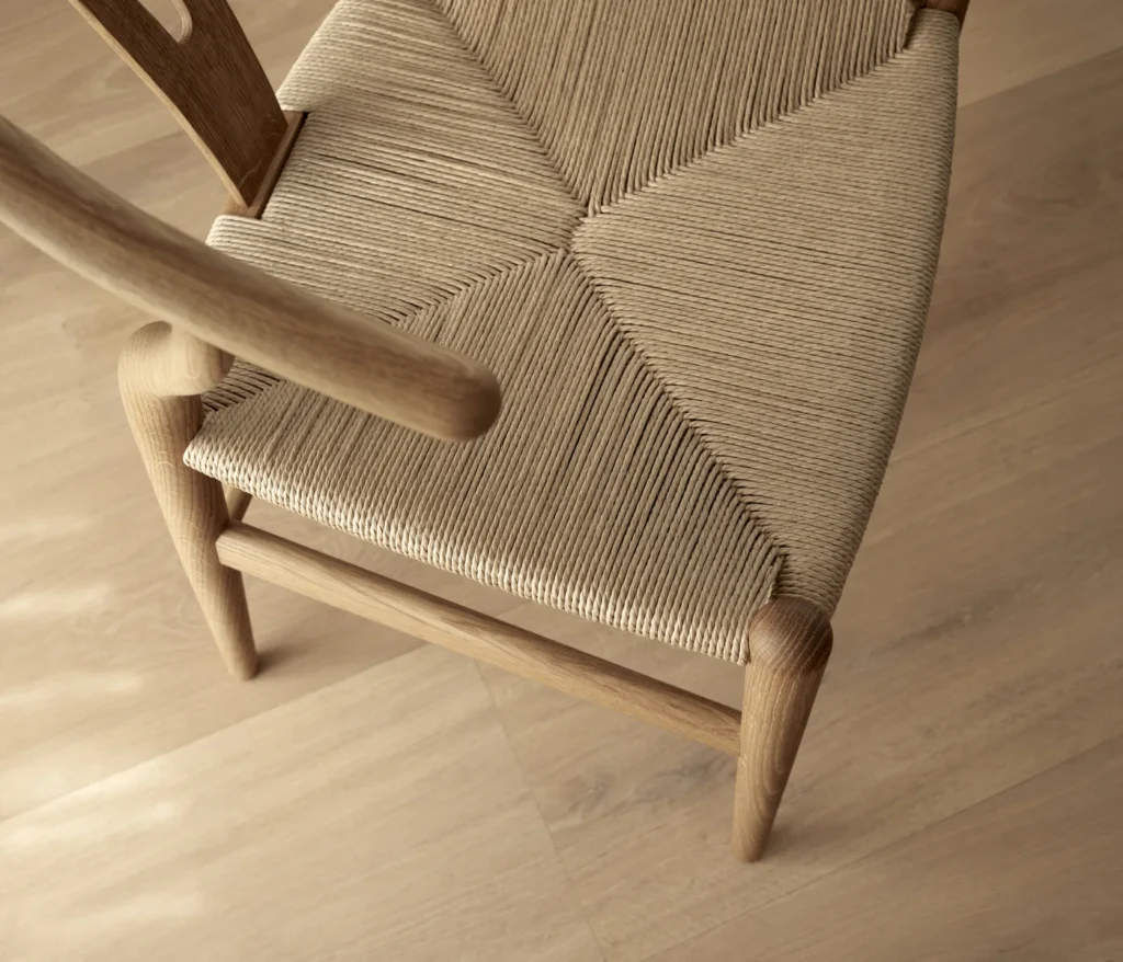 Detail des CH24 Wishbone Chair mit geflochtener Sitzfläche aus Papierkordel und Lehne aus Eiche