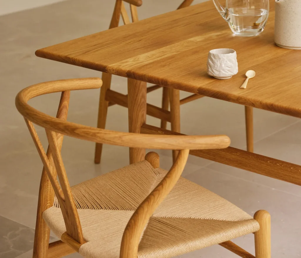 CH24 Wishbone Chairs aus Eiche an einem Esstisch aus Holz