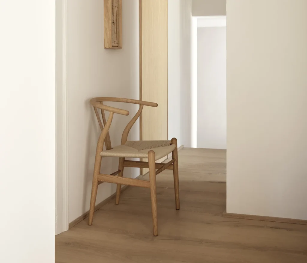 CH24 Wishbone Chair aus Eiche in einem schmalen hellen Flur