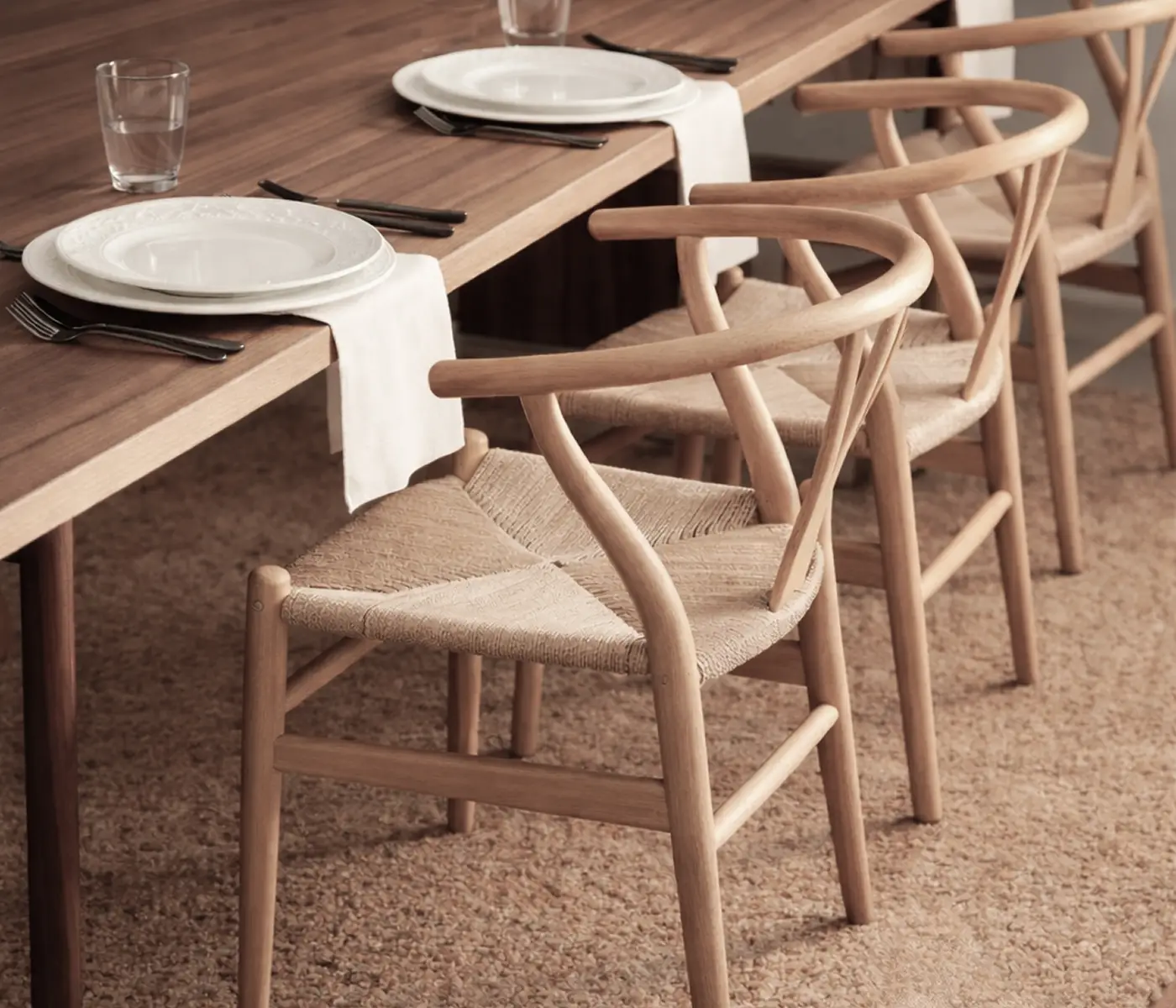 CH24 Wishbone Chair aus Eiche mit Papierkordel Sitz am Esstisch