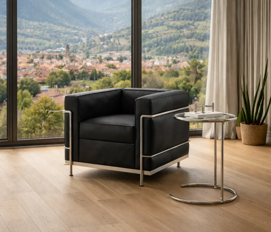 LC2 Sessel von Le Corbusier mit Eileen Gray E1027 Beistelltisch