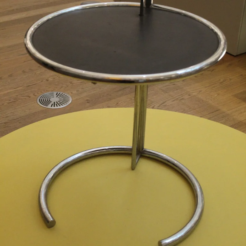 Beistelltisch E 1027 von Eileen Gray in der Manchester Art Gallery
