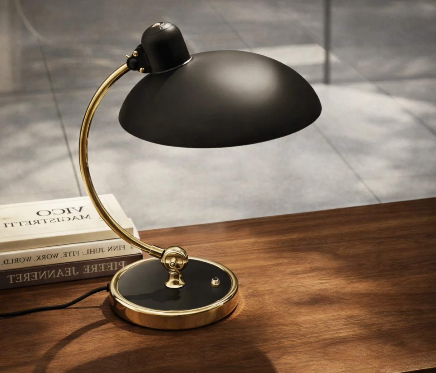 Kaiser Idell 6631-T Tischleuchte von Fritz Hansen auf Holzschreibtisch mit Büchern