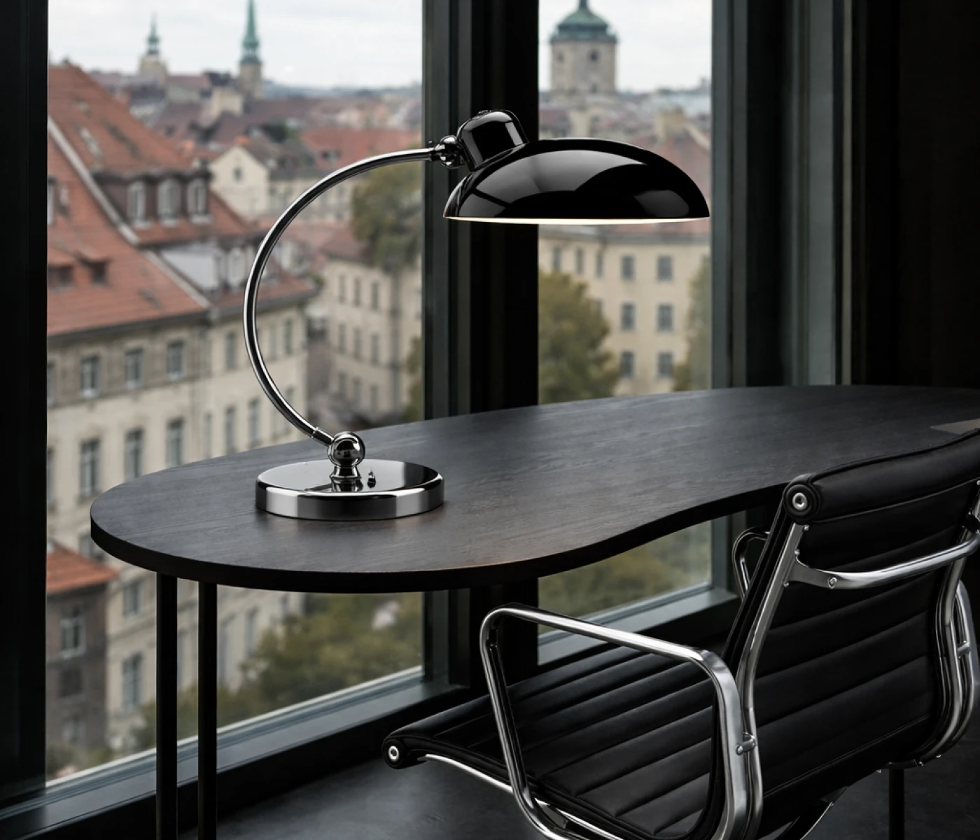 Kaiser Idell 6631-T Tischleuchte von Fritz Hansen auf modernem Schreibtisch mit Eames Aluminium Chair