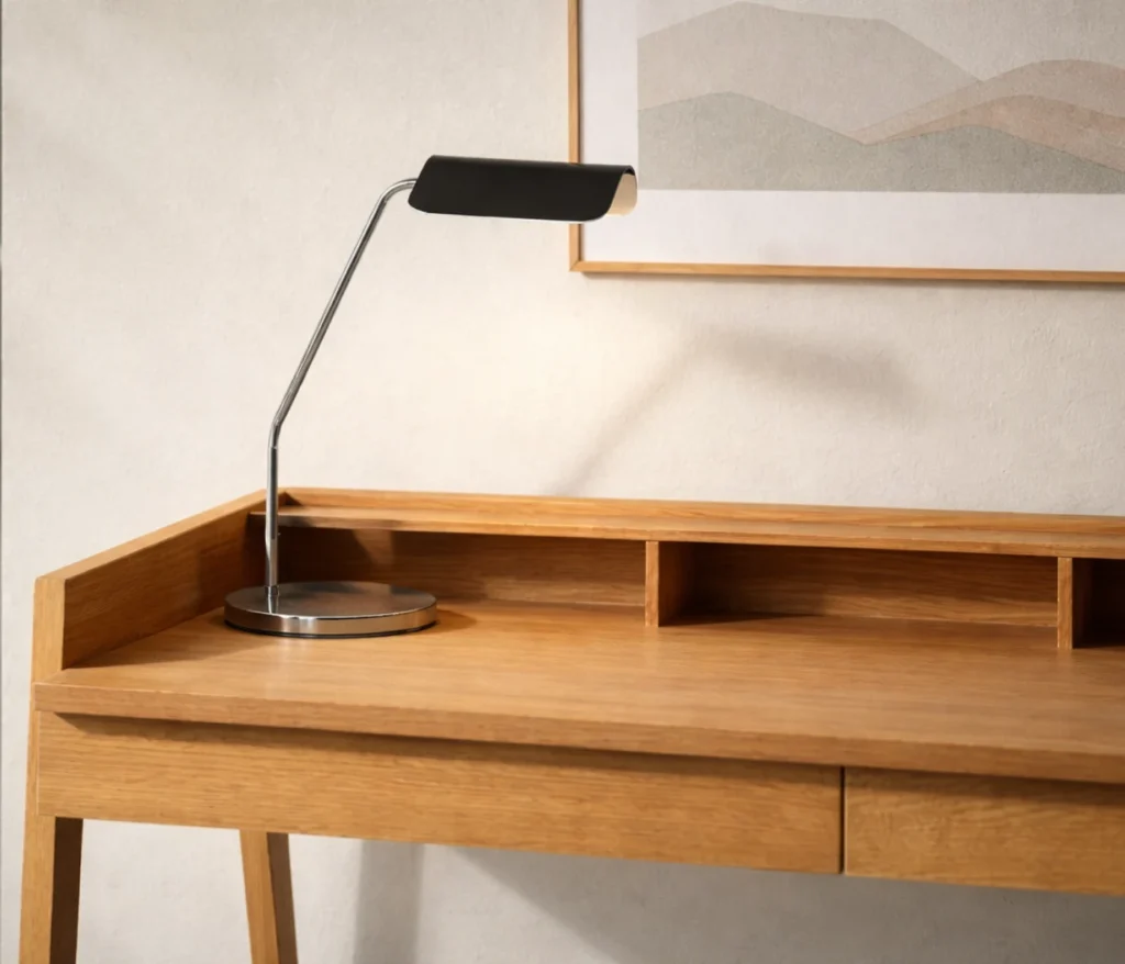 HAY Apex Desk Lamp Design Schreibtischleuchte von John Tree auf Holzschreibtisch