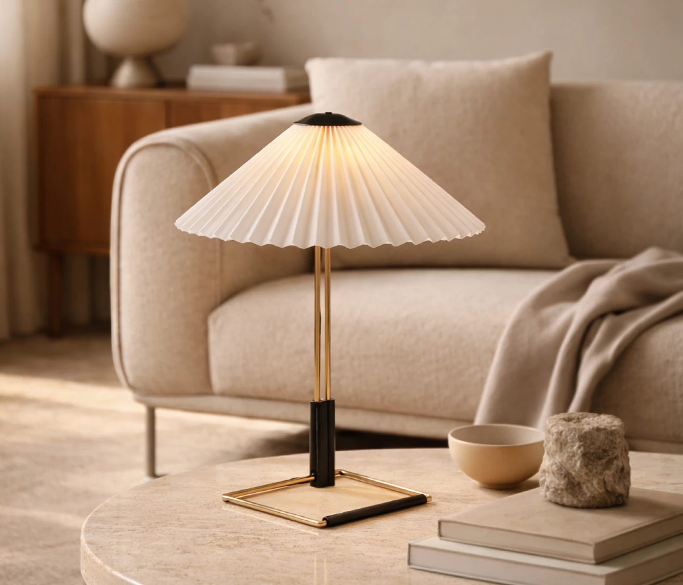 HAY Matin Table Lamp Tischleuchte mit plissiertem Lampenschirm auf Wohnzimmertisch