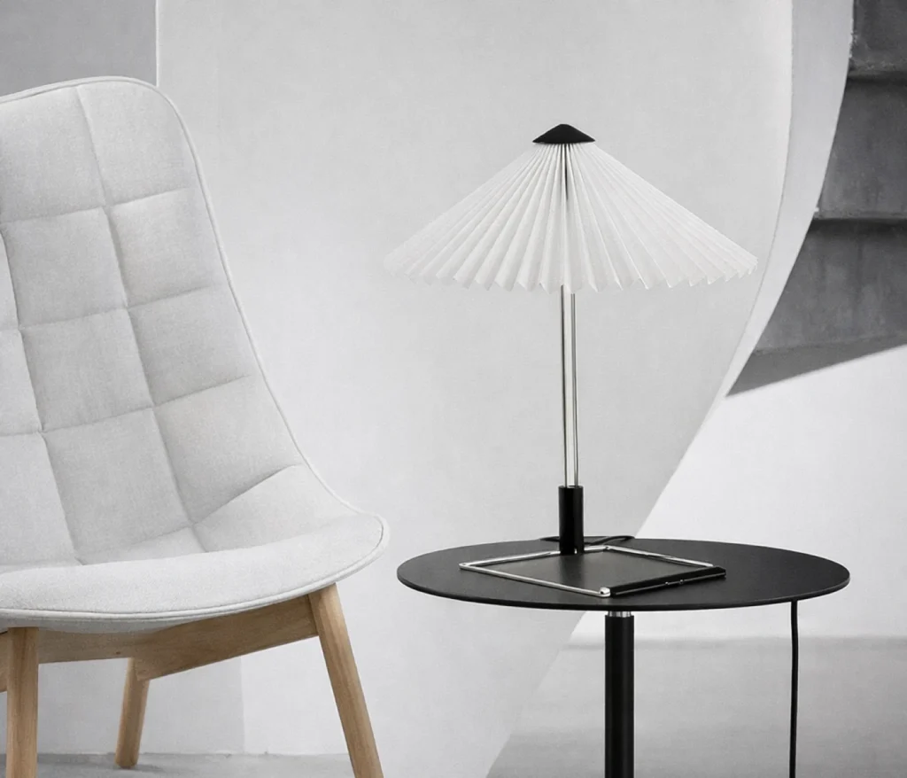 HAY Matin Table Lamp Design Tischleuchte auf Beistelltisch neben Lounge Chair