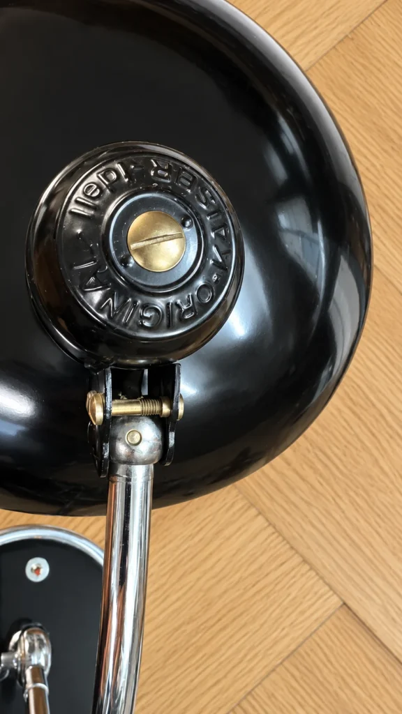 Prägung ORIGINAL KAISER idell am Fassungsdom einer Kaiser Idell Tischleuchte in Schwarz