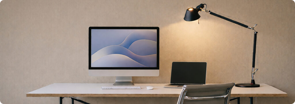 Designklassiker Schreibtischlampe auf modernem Arbeitsplatz