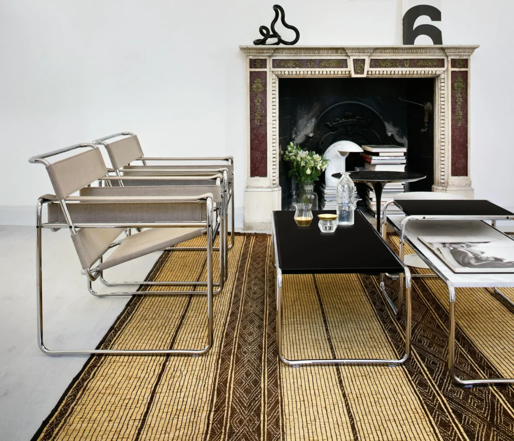 Zwei Knoll Wassily Chairs mit hellem Bezug vor einem Kamin