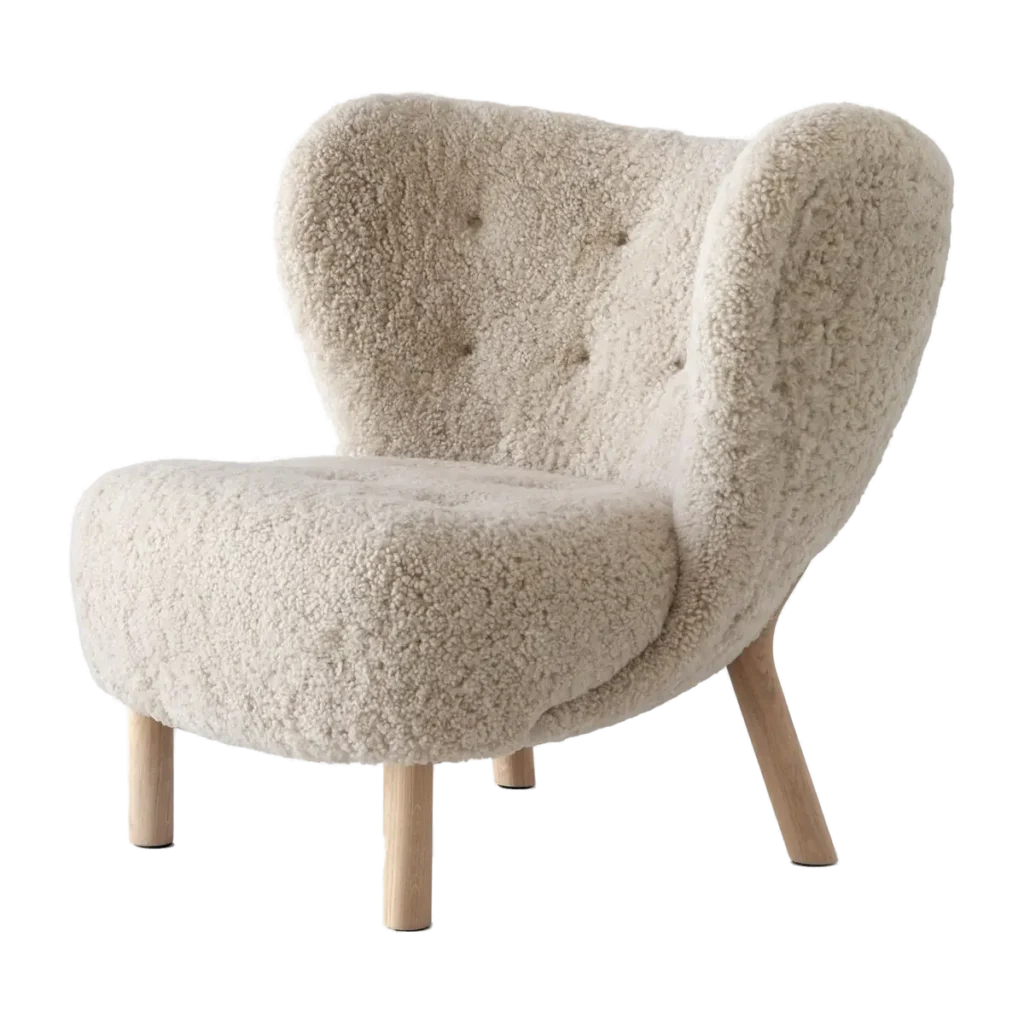 &Tradition Little Petra VB1 Sessel mit Schaffell Moonlight auf weiß geölter Eiche, Design von Viggo Boesen