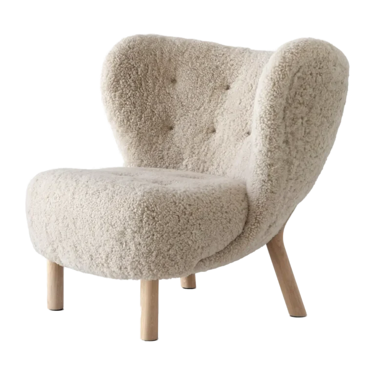 &Tradition Little Petra VB1 Sessel mit Schaffell Moonlight auf weiß geölter Eiche, Design von Viggo Boesen