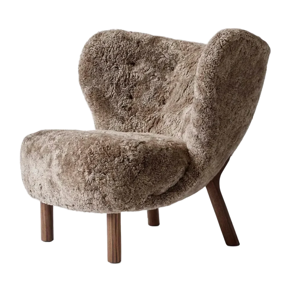 &Tradition Little Petra VB1 Sessel mit Schaffell Sahara auf geölter Walnuss, Design von Viggo Boesen