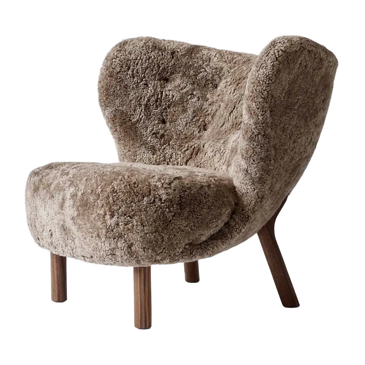&Tradition Little Petra VB1 Sessel mit Schaffell Sahara auf geölter Walnuss, Design von Viggo Boesen