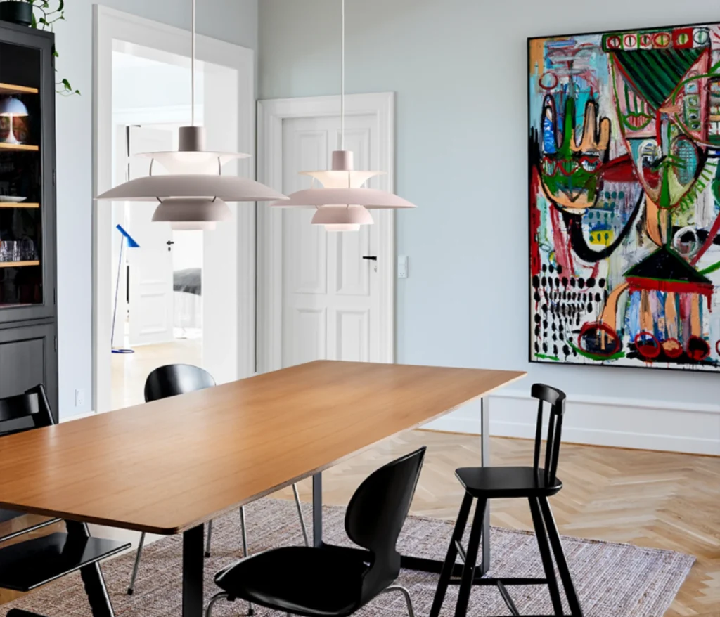 PH 5 Pendelleuchten von Poul Henningsen über modernem Esstisch