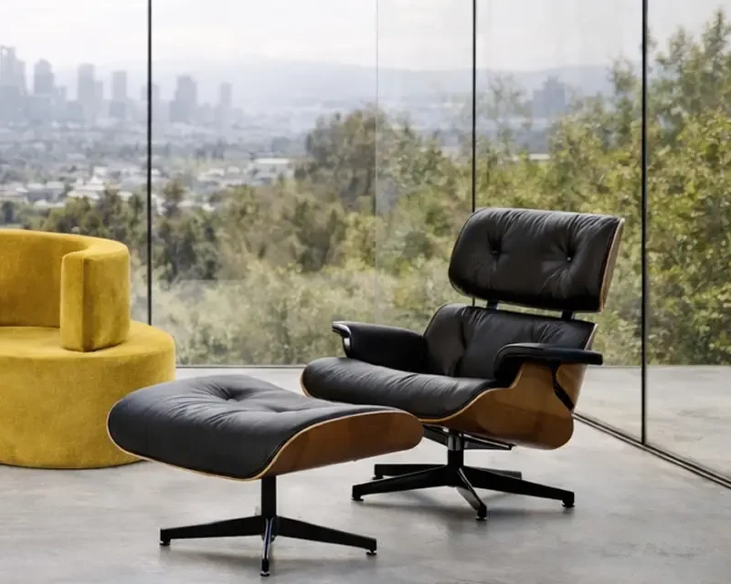Eames Lounge Chair mit Ottoman vor einer Glasfront mit Blick über Los Angeles