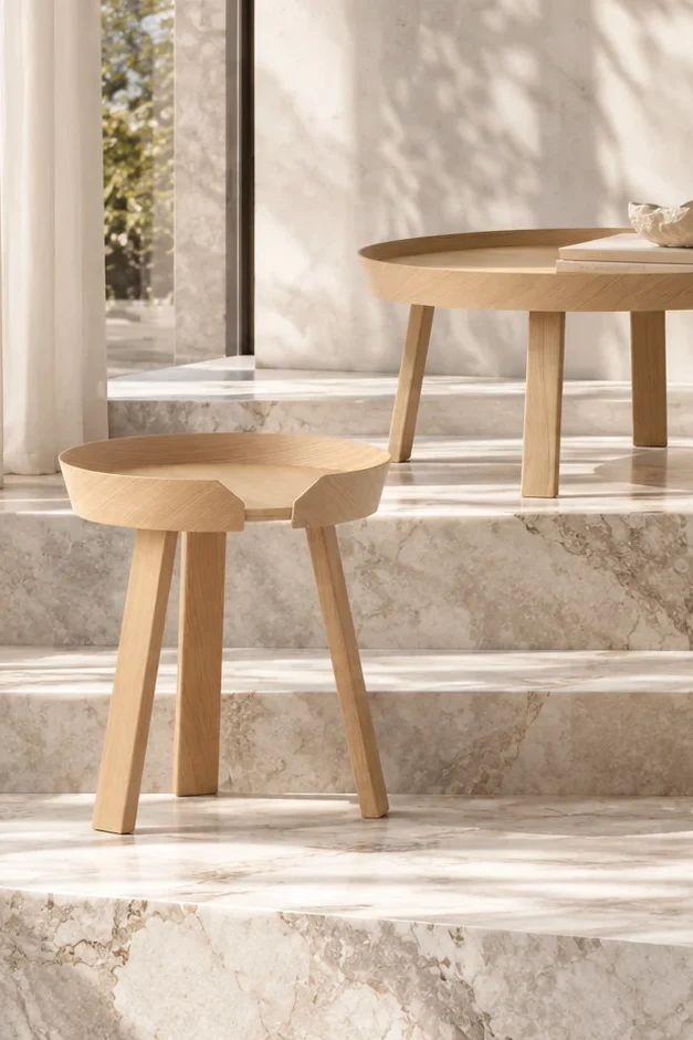 Muuto Around Coffee Table klein und groß in Eiche auf Steinstufen