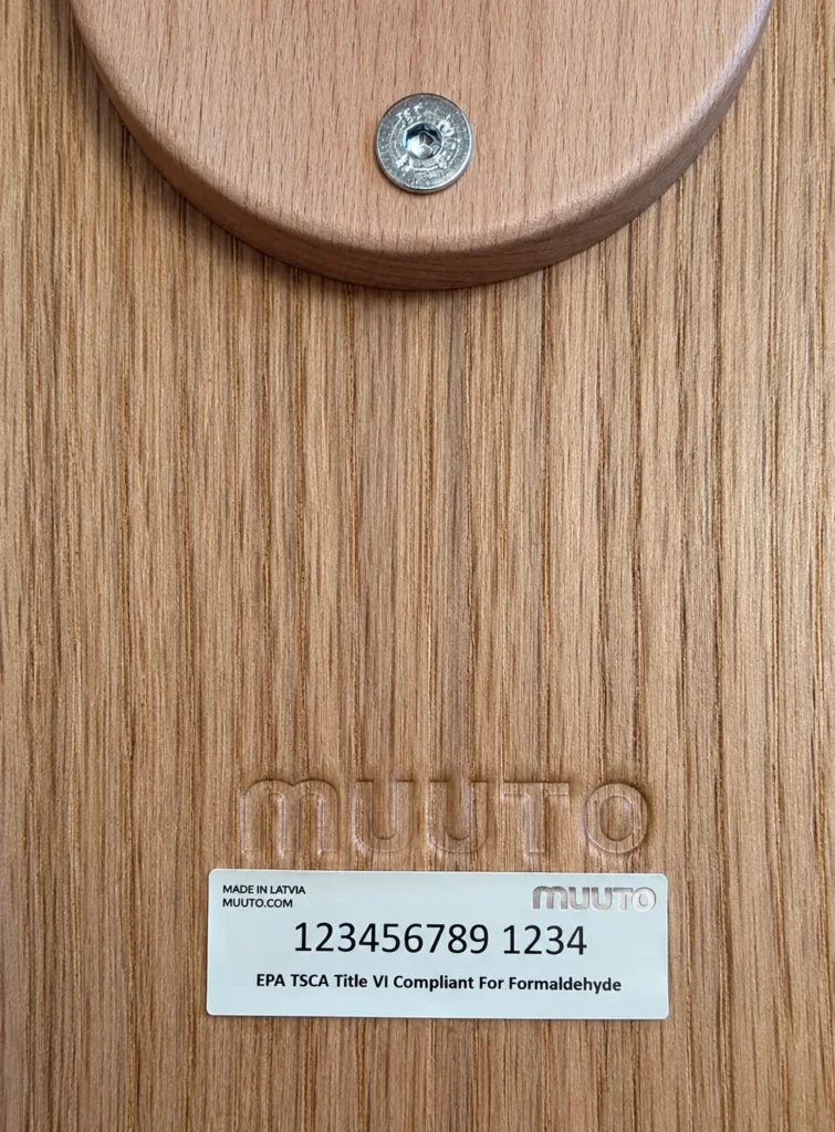Geprägter Muuto Schriftzug und Etikett mit Seriennummer und Made in Latvia am Around Coffee Table