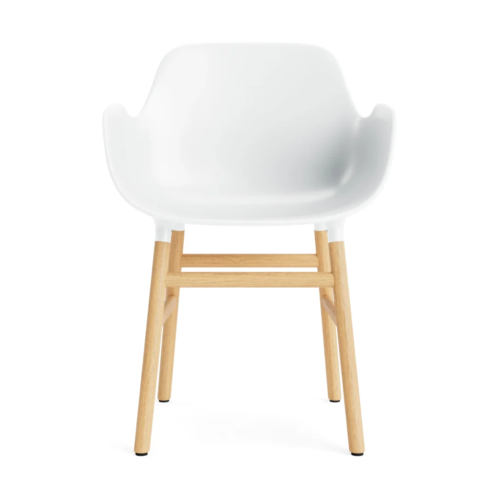Normann Copenhagen Form Armlehnstuhl in Weiß mit Eichenbeinen, Design Simon Legald