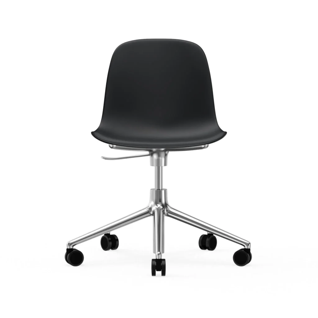 Normann Copenhagen Form Bürostuhl drehbar in Schwarz mit Aluminiumfuß und Rollen, Design Simon Legald