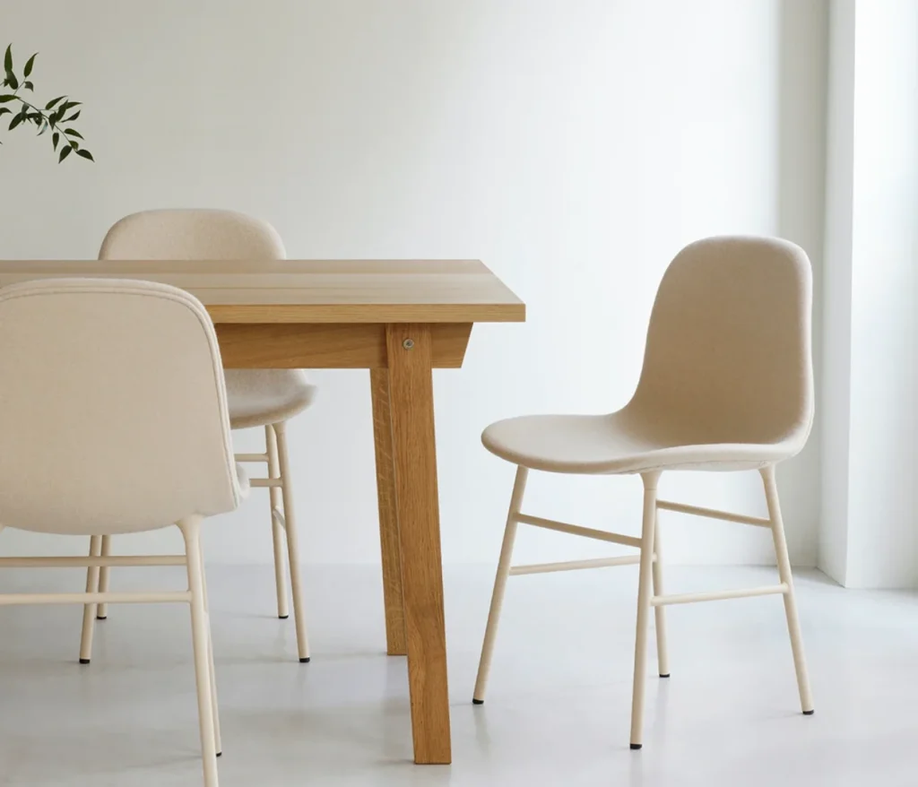 Normann Copenhagen Form Chair Polsterstuhl im skandinavischen Esszimmer mit Holztisch