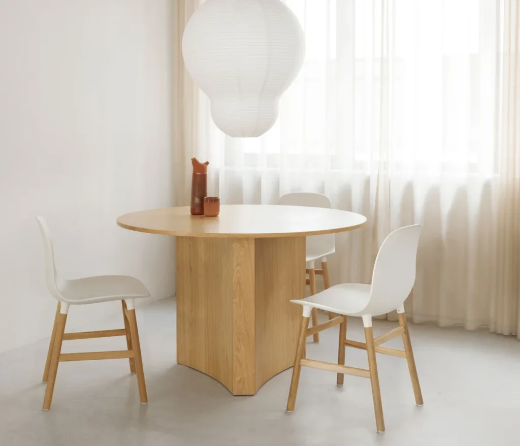 Normann Copenhagen Form Chair Esszimmerstühle im skandinavischen Esszimmer mit rundem Holztisch