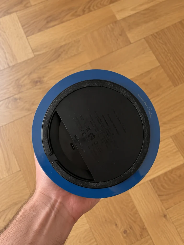 Unterseite einer blauen Louis Poulsen Panthella Portable mit der Signatur von Verner Panton am Rand des Fußes