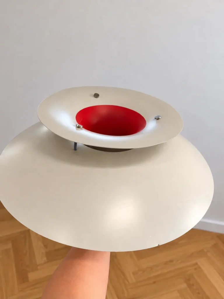 Blick von oben in eine Louis Poulsen PH5 Classic mit rot lackiertem Innenkegel