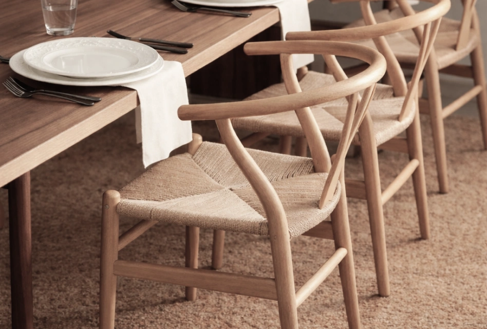 CH24 Wishbone Chair von Hans J Wegner aus Eichenholz am Esstisch